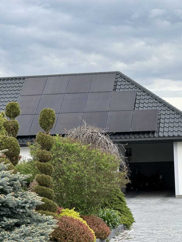 Montaż instalacji fotowoltaicznej o mocy 10 kWp,  magazyn energii 10 kWh, zasilanie awaryjne - obrazek 3